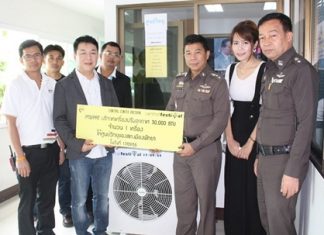 Saran Tantijamnaj (2nd left), director of Region 3 and acting general manager of Central Festival Pattaya Beach recently donated a 30,000 BTU air conditioner to the Pattaya police station. The cooling unit was thankfully received by Pol. Col. Thummanoin Munkhong the superintendent of the station. The Central Festival chief also provided staff to install the cooling unit.